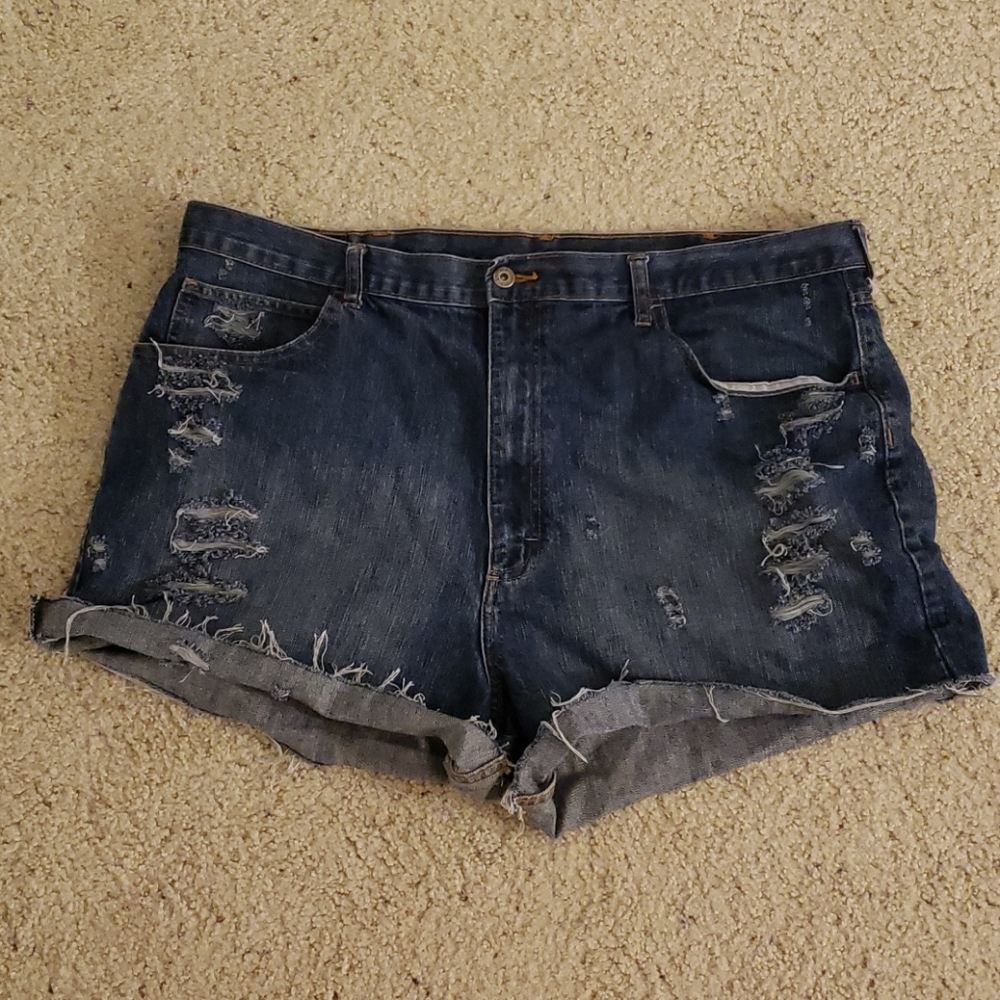 Wrangler distressed denim cut off jean shorts!